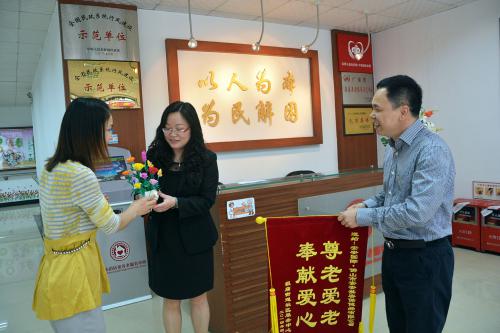 尊老爱老，，，，，贡献爱心 ——9001cc金沙以诚为本“敬老、爱老” 送产品运动